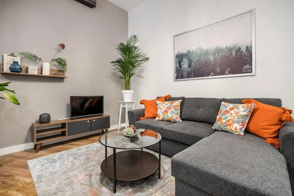 Vibrant Arty Home In Central Budapeşte