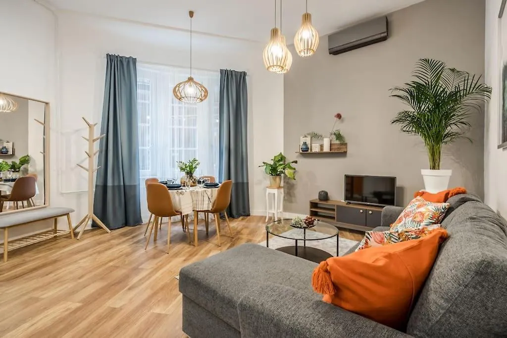 הקונטקטים של Vibrant Arty Home In Central Budapest